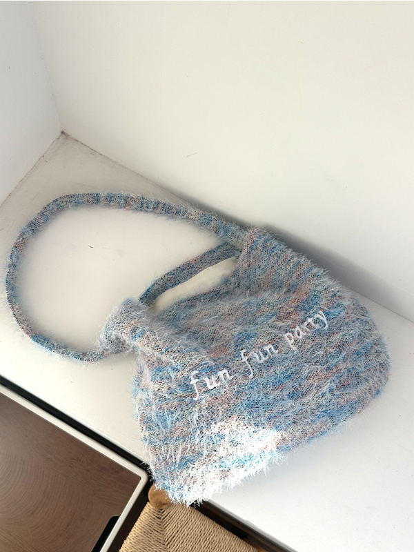 Ženska pliš torba preko ramena za jesen-zimu, elegantan crossbody s vintage izvezom slova i resicama