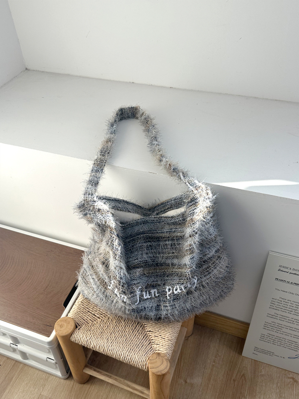 Ženska pliš torba preko ramena za jesen-zimu, elegantan crossbody s vintage izvezom slova i resicama