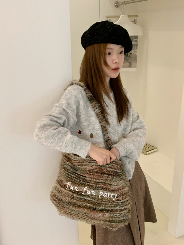Ženska pliš torba preko ramena za jesen-zimu, elegantan crossbody s vintage izvezom slova i resicama