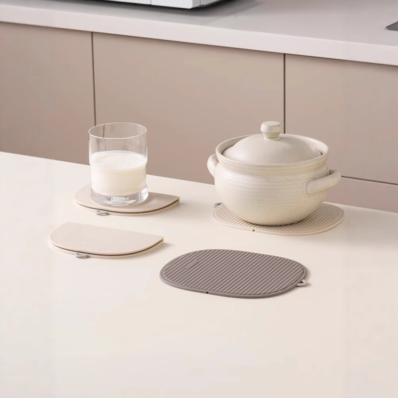 Covoraș pliabil din silicon izolant termic, anti-arzire și rezistent la temperaturi înalte pentru oală; cu clips; placă de masă minimalistă îngroșată și suport pentru pahar.