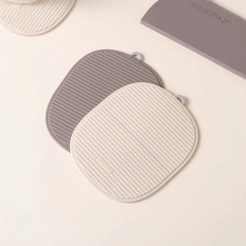 Covoraș pliabil din silicon izolant termic, anti-arzire și rezistent la temperaturi înalte pentru oală; cu clips; placă de masă minimalistă îngroșată și suport pentru pahar.