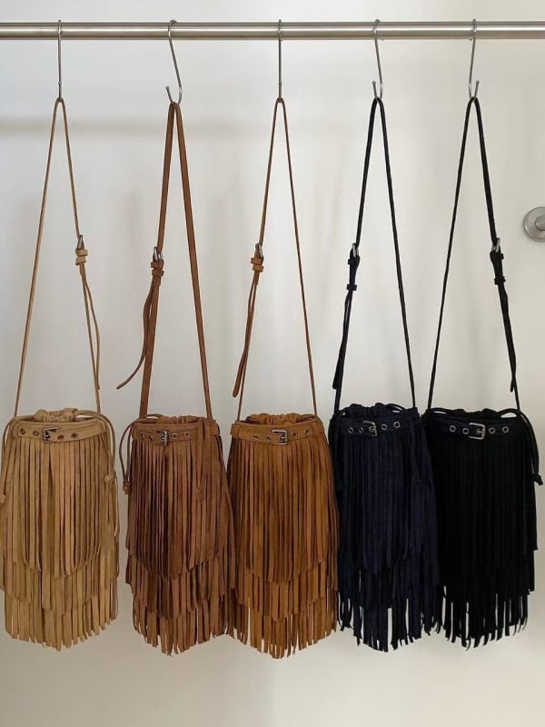 Ženska torba s etno-boho stilom i resicama, preko ramena — ljeto 2025, retro stil za putovanja