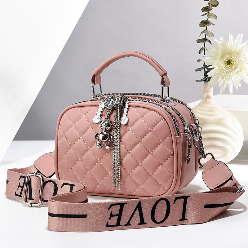 Ženska torbica s dijamantnim šavom, privjesak medvjedić i resica, tri pretinca, crossbody naramenica