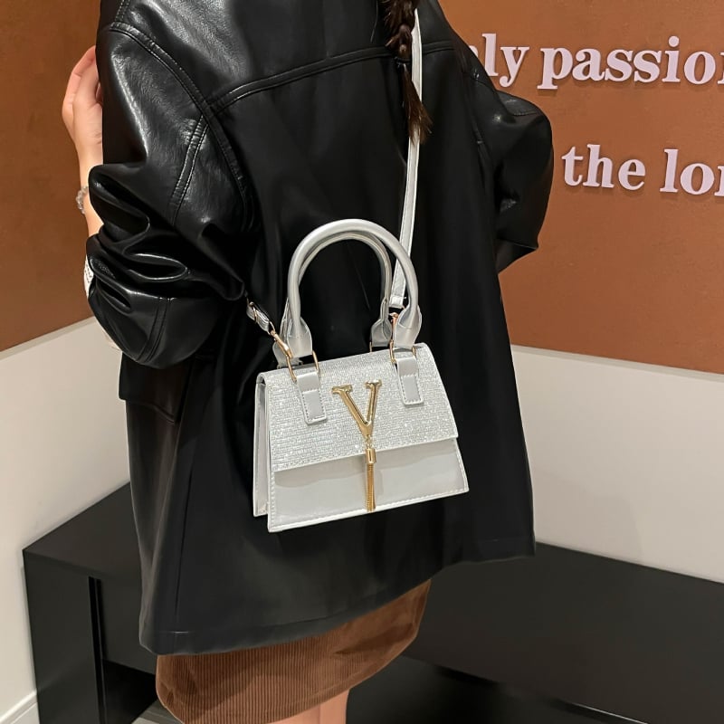 Ženska torba u francuskom stilu s reljefom slova, nišna torba s resicama i crossbody remenom