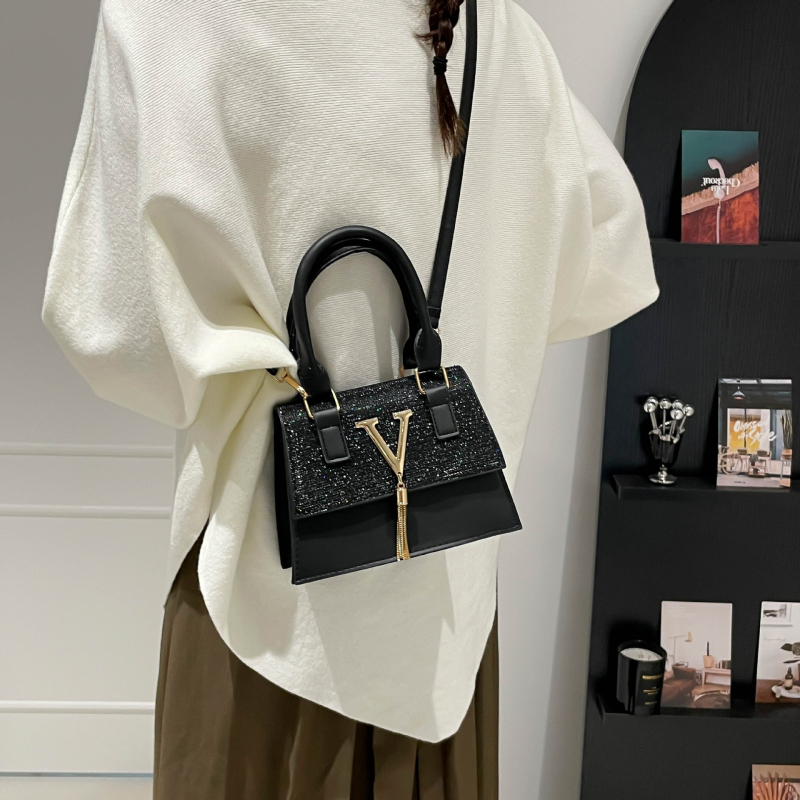 Ženska torba u francuskom stilu s reljefom slova, nišna torba s resicama i crossbody remenom