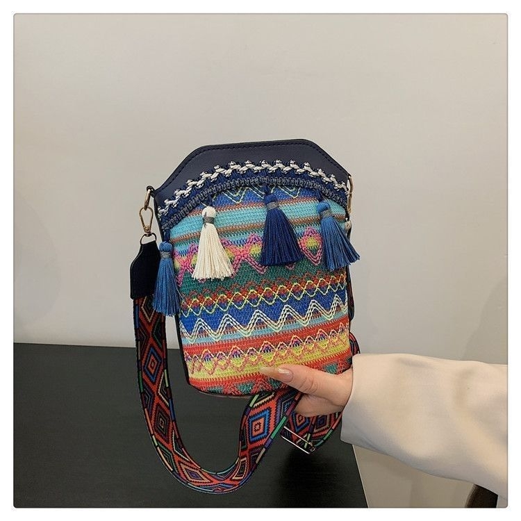 Okay mini bucket torbica za žene sa širokom naramenicom, etnički privjesak, od sintetičke kože