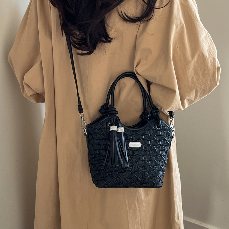 Ženska torba za rame sa trakama i plisiranim dizajnom, PU koža visoke kvalitete, retro stil 2026, velika kapaciteta, crossbody torba