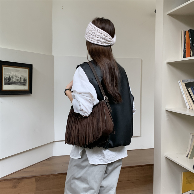 Ženska velurova torbica s resicama, crossbody torba, zima 2025, jednobojna, minimalistički dizajn