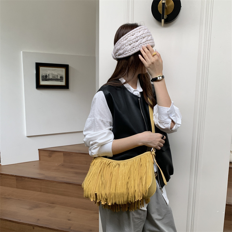 Ženska velurova torbica s resicama, crossbody torba, zima 2025, jednobojna, minimalistički dizajn