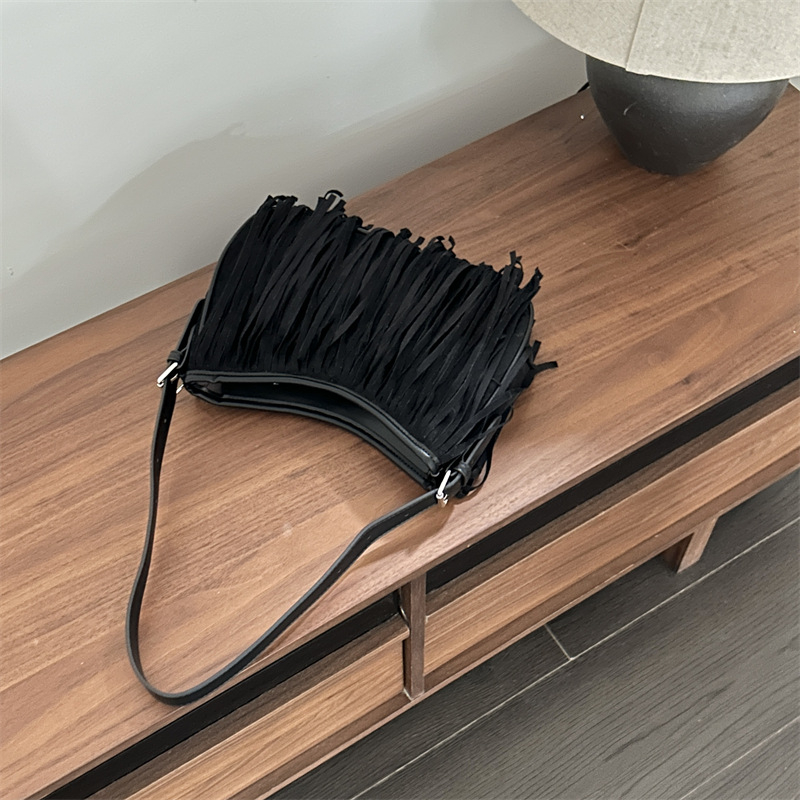 Ženska velurova torbica s resicama, crossbody torba, zima 2025, jednobojna, minimalistički dizajn