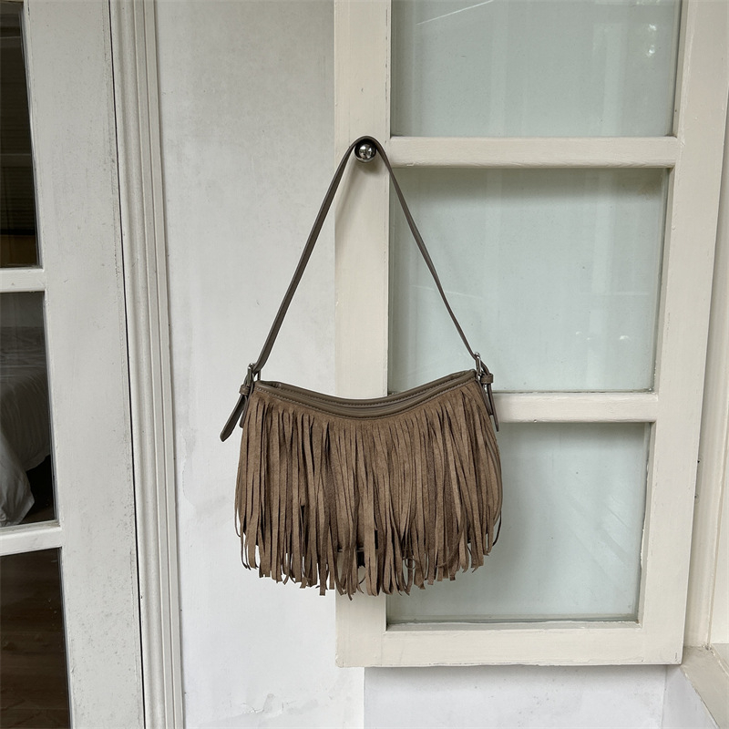 Ženska velurova torbica s resicama, crossbody torba, zima 2025, jednobojna, minimalistički dizajn