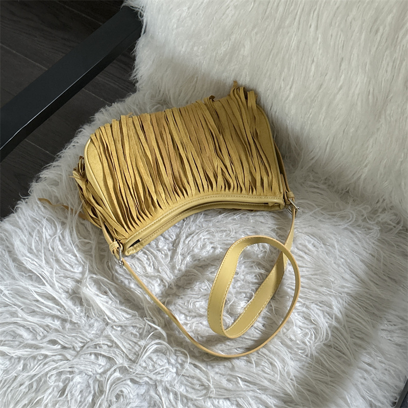 Ženska velurova torbica s resicama, crossbody torba, zima 2025, jednobojna, minimalistički dizajn