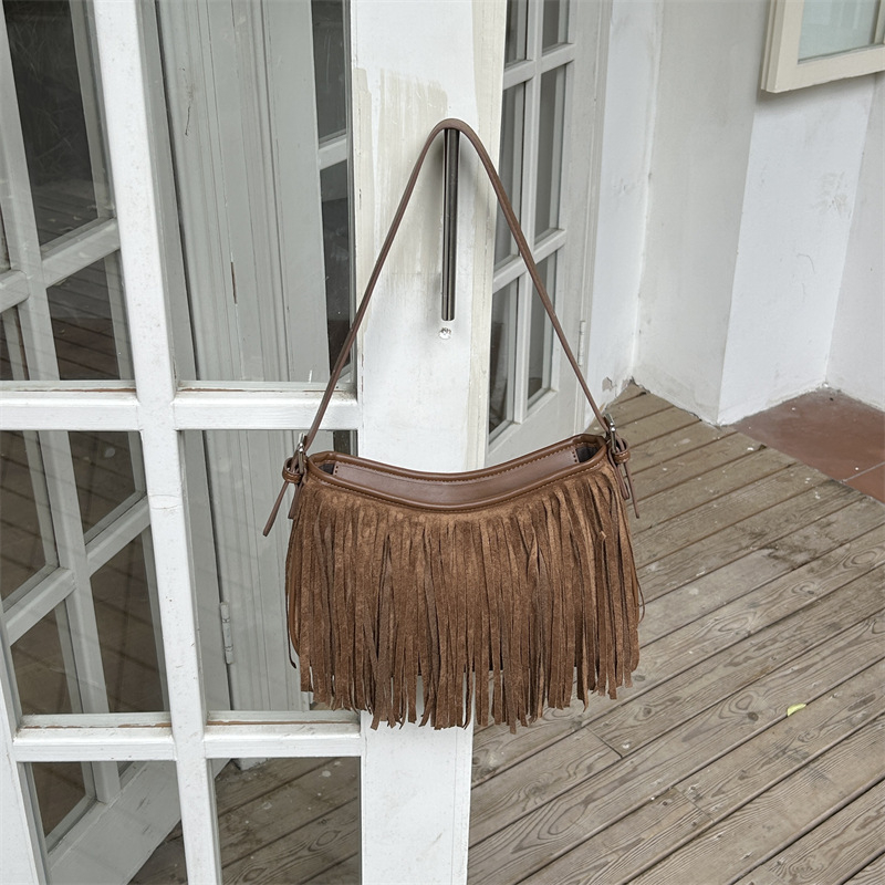 Ženska velurova torbica s resicama, crossbody torba, zima 2025, jednobojna, minimalistički dizajn