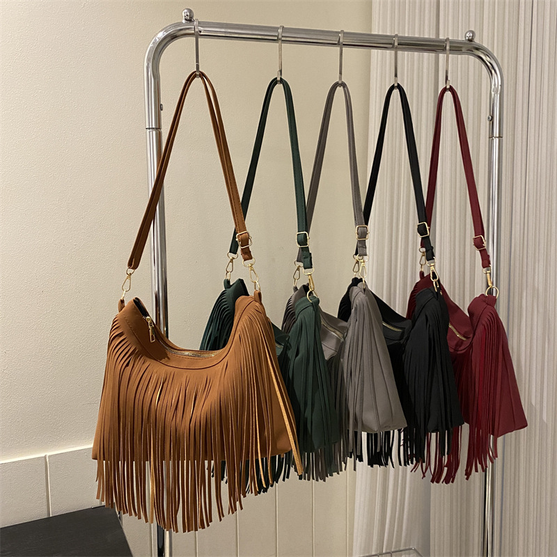 Ženska torbica s resicama, korejskog stila, velika kapaciteta, proljeće 2026, minimalistički dizajn za rame ili crossbody.