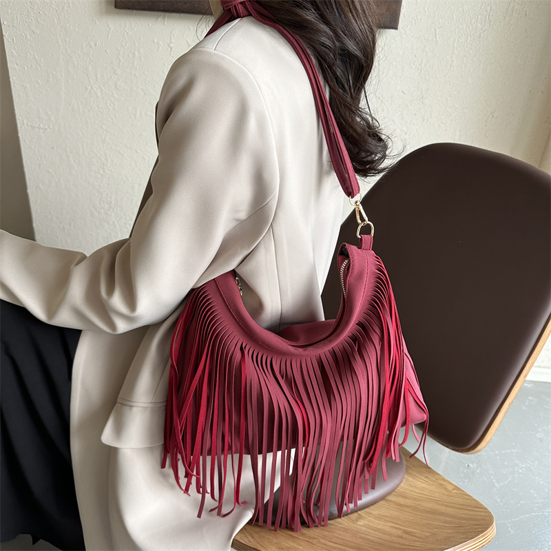 Ženska torbica s resicama, korejskog stila, velika kapaciteta, proljeće 2026, minimalistički dizajn za rame ili crossbody.