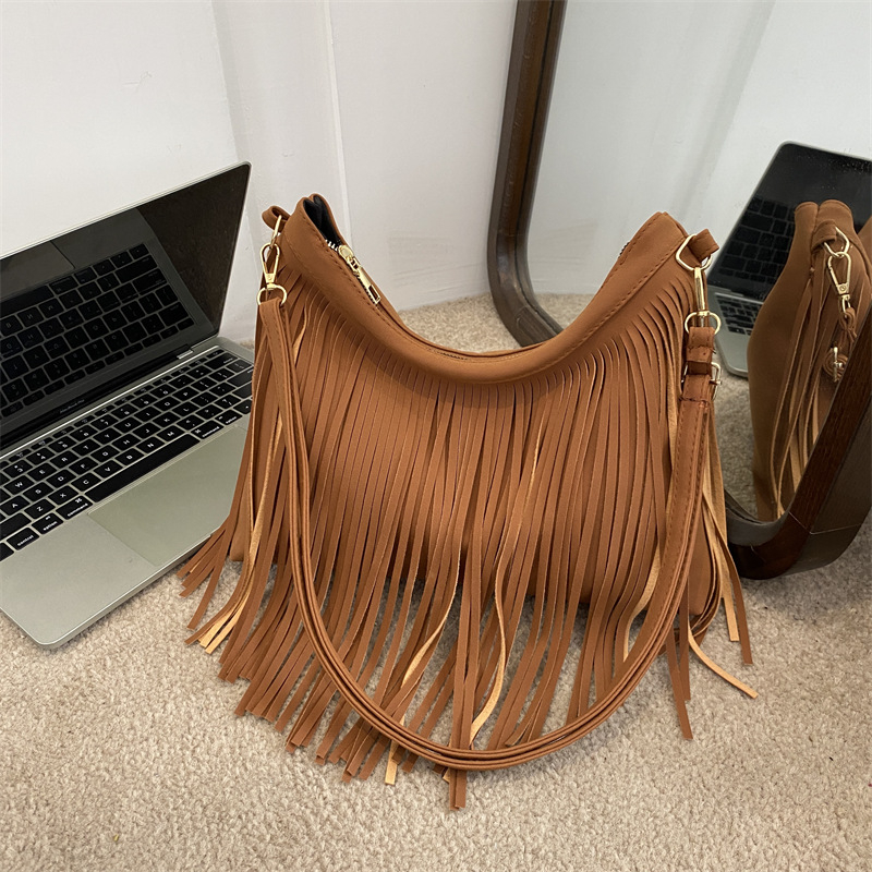 Ženska torbica s resicama, korejskog stila, velika kapaciteta, proljeće 2026, minimalistički dizajn za rame ili crossbody.