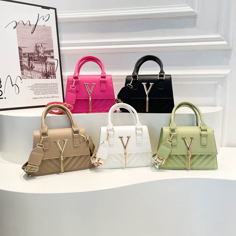Ženska mala crossbody torbica u francuskom stilu, teksturirana jednofarbna torbica s pomponom, PU