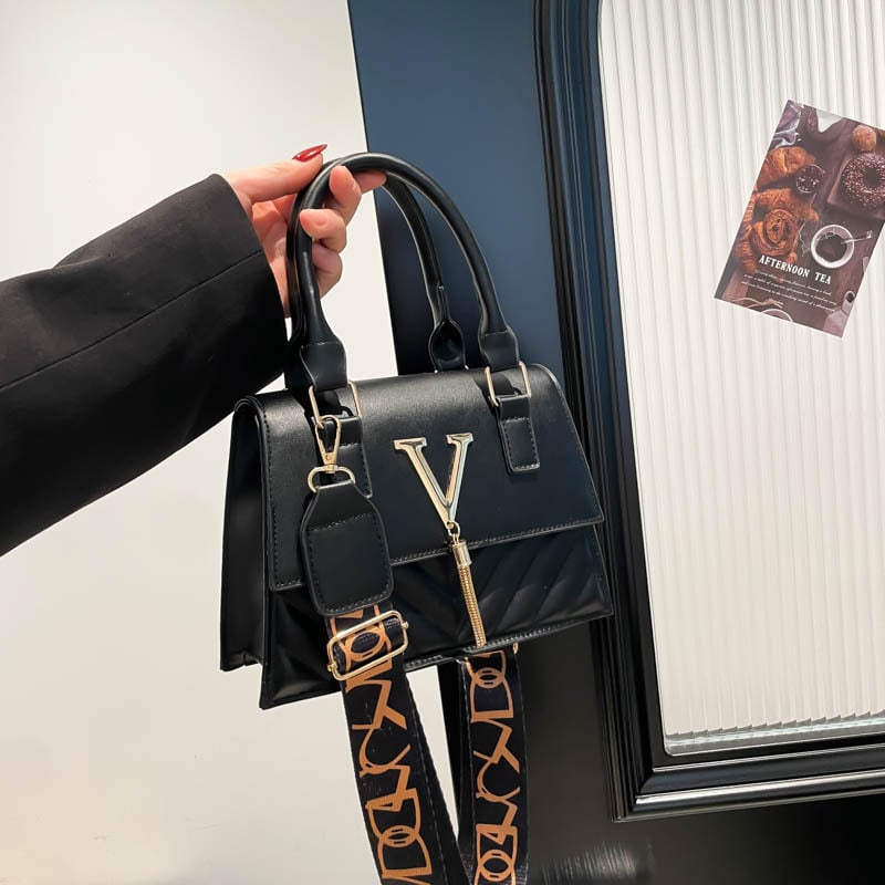 Ženska mala crossbody torbica u francuskom stilu, teksturirana jednofarbna torbica s pomponom, PU