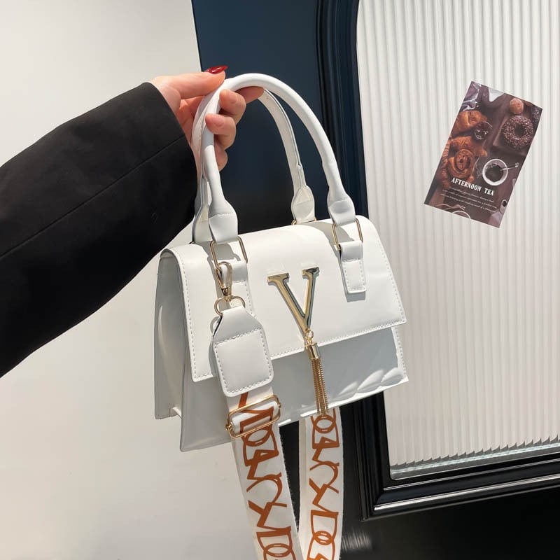 Ženska mala crossbody torbica u francuskom stilu, teksturirana jednofarbna torbica s pomponom, PU