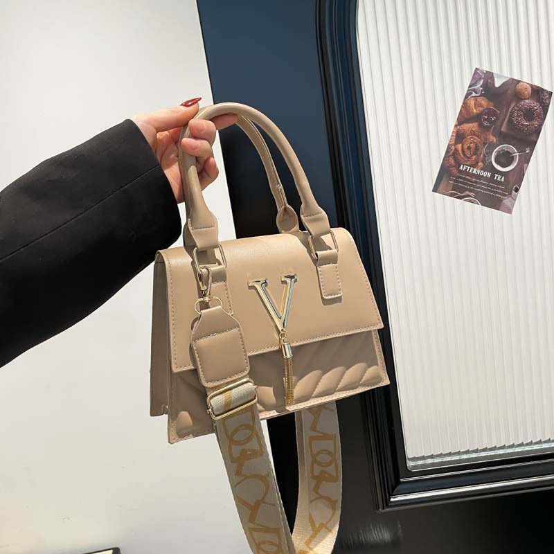 Ženska mala crossbody torbica u francuskom stilu, teksturirana jednofarbna torbica s pomponom, PU