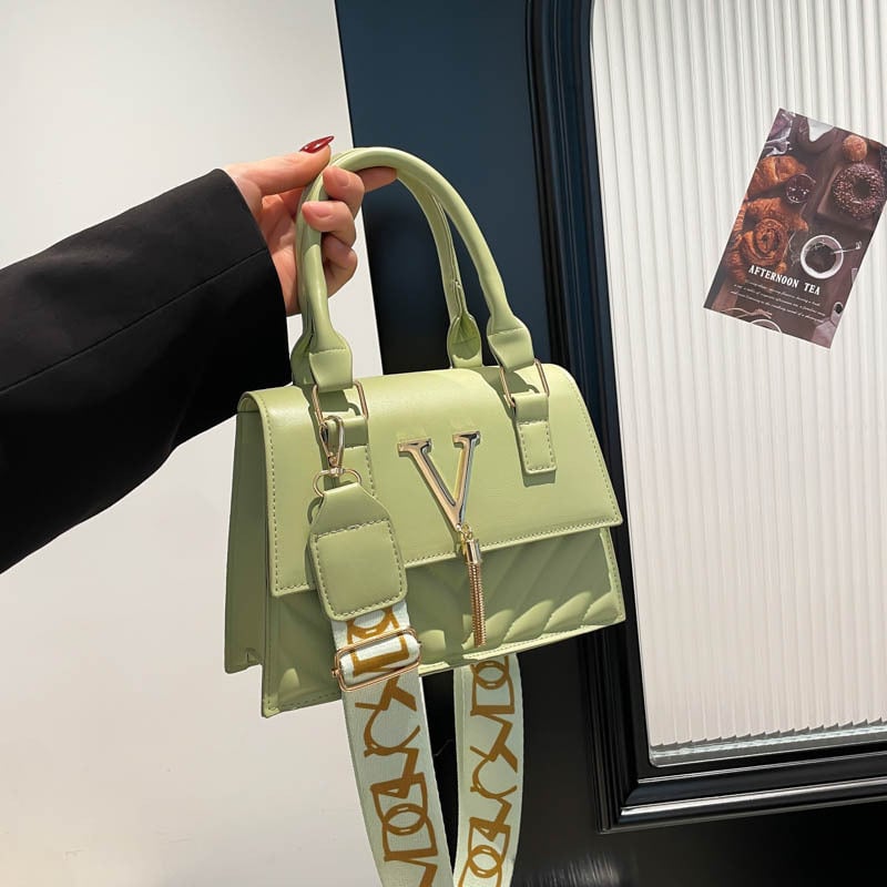 Ženska mala crossbody torbica u francuskom stilu, teksturirana jednofarbna torbica s pomponom, PU