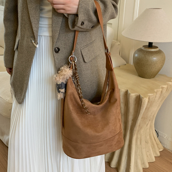 Prilagođena matirana bucket torba s velikim kapacitetom, ležerni gradski stil, modna i svestrana crossbody torba za žene