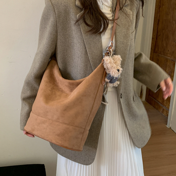 Prilagođena matirana bucket torba s velikim kapacitetom, ležerni gradski stil, modna i svestrana crossbody torba za žene