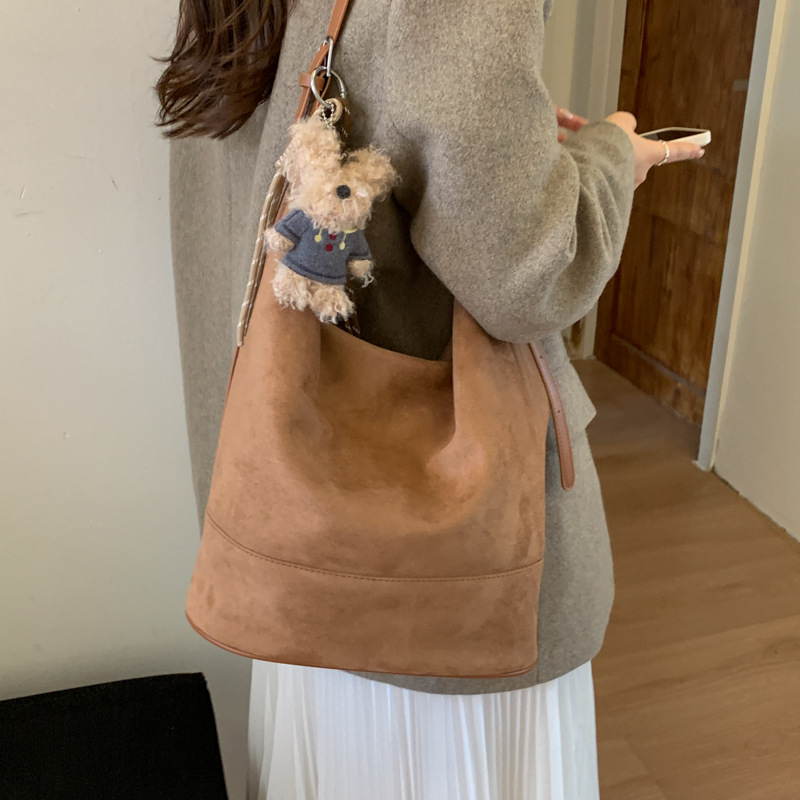 Prilagođena matirana bucket torba s velikim kapacitetom, ležerni gradski stil, modna i svestrana crossbody torba za žene