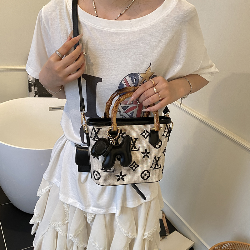 Potiskana crossbody bucket torba s bambuskom ručkom, mala, gradski stil