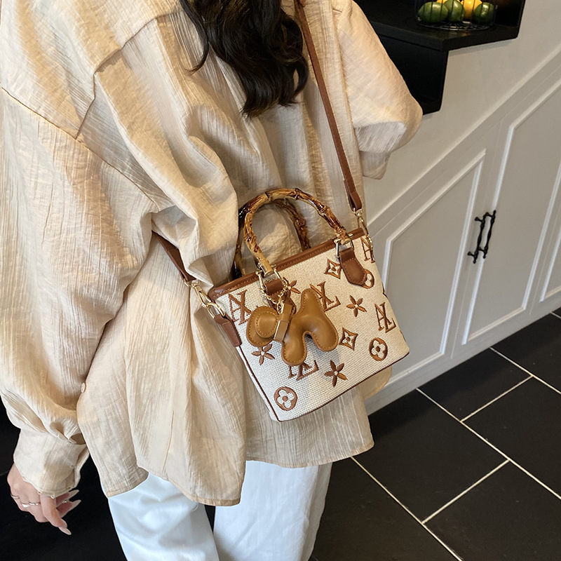 Potiskana crossbody bucket torba s bambuskom ručkom, mala, gradski stil