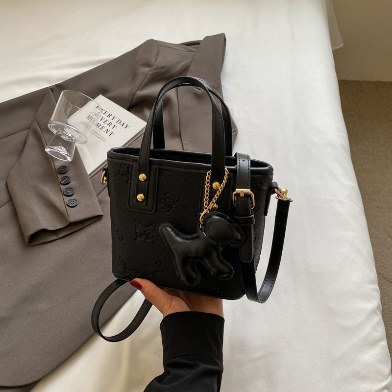 Ženska torba u francuskom stilu, nišni modni dodatak, teksturirana bucket torba, mala veličina, crossbody torba za svakodnevnu upotrebu, model 2026 jesensko-zimsko izdanje