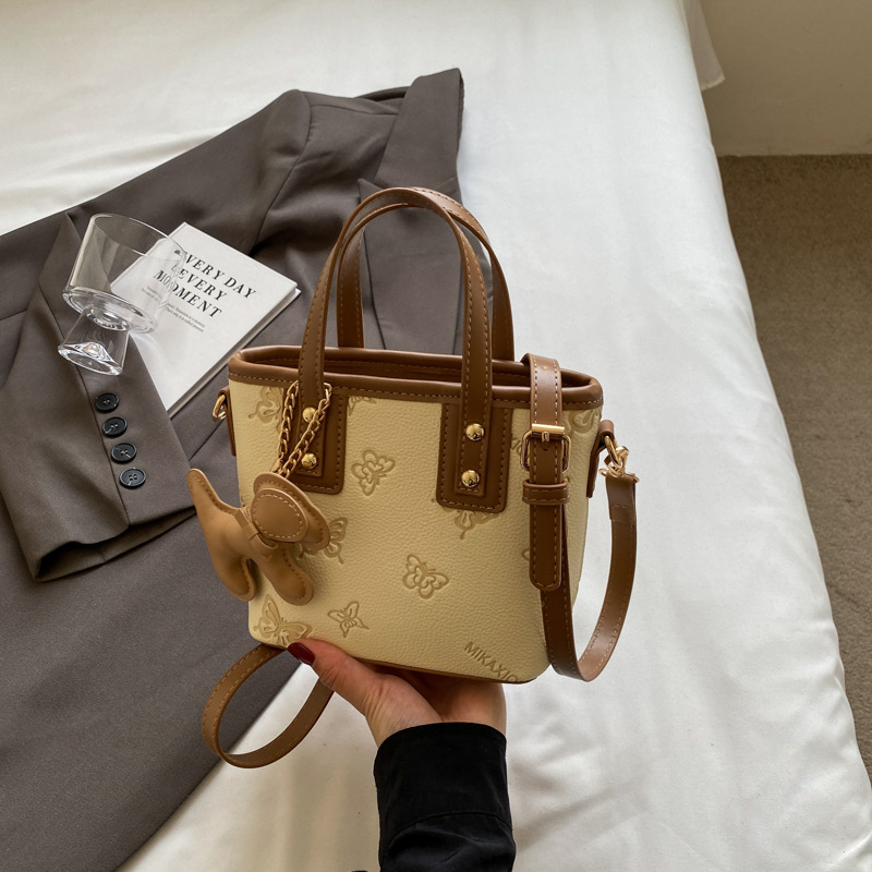 Ženska torba u francuskom stilu, nišni modni dodatak, teksturirana bucket torba, mala veličina, crossbody torba za svakodnevnu upotrebu, model 2026 jesensko-zimsko izdanje