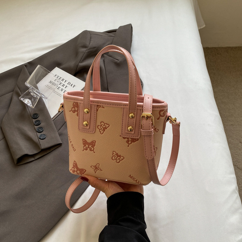 Ženska torba u francuskom stilu, nišni modni dodatak, teksturirana bucket torba, mala veličina, crossbody torba za svakodnevnu upotrebu, model 2026 jesensko-zimsko izdanje