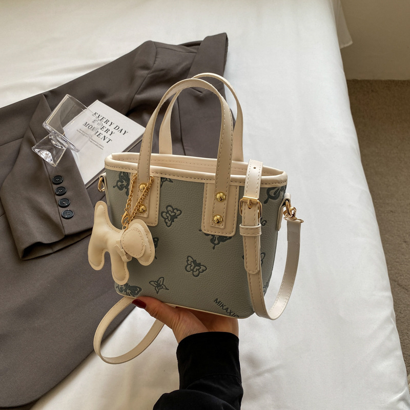 Ženska torba u francuskom stilu, nišni modni dodatak, teksturirana bucket torba, mala veličina, crossbody torba za svakodnevnu upotrebu, model 2026 jesensko-zimsko izdanje