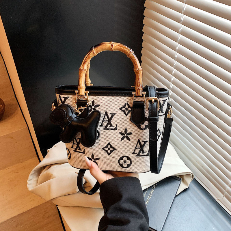 Torba tipa kanta s natpisom slov, drvena ručka, za rame ili crossbody.