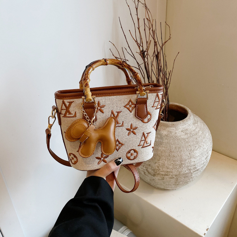 Torba tipa kanta s natpisom slov, drvena ručka, za rame ili crossbody.