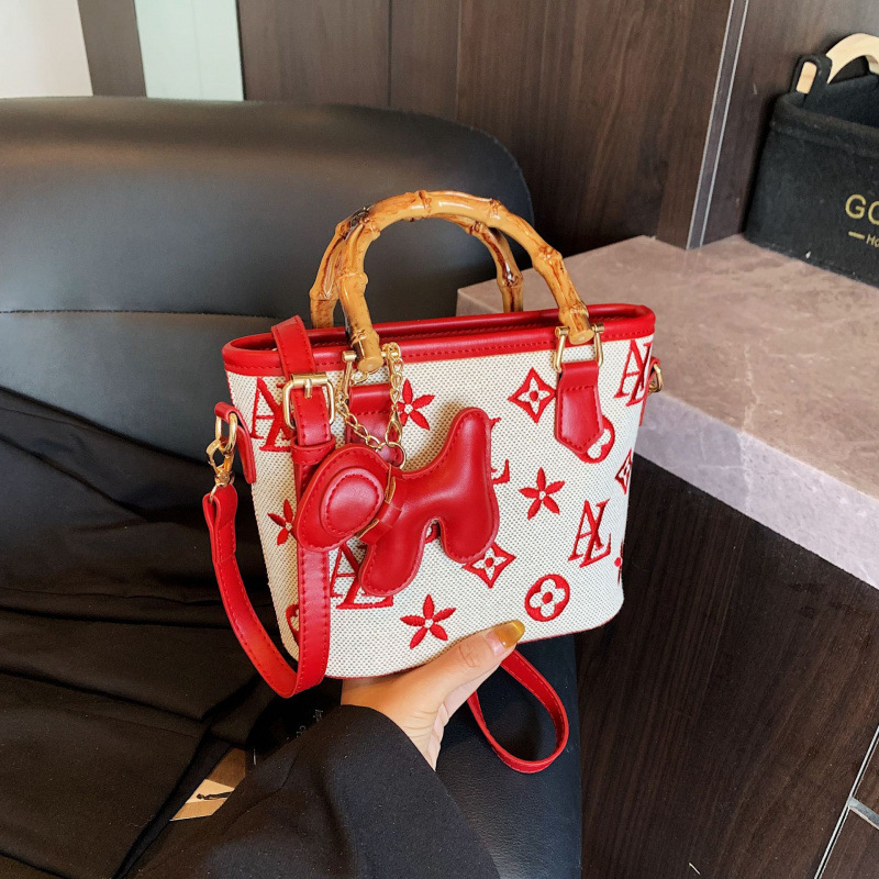Torba tipa kanta s natpisom slov, drvena ručka, za rame ili crossbody.
