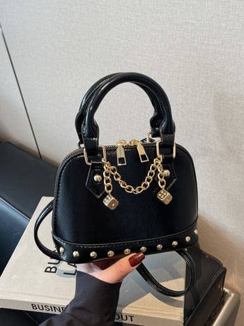 Ženska torbica u obliku školjke s zakovicama šampanj boje, crossbody torba na rame – elegantan dizajn 2025