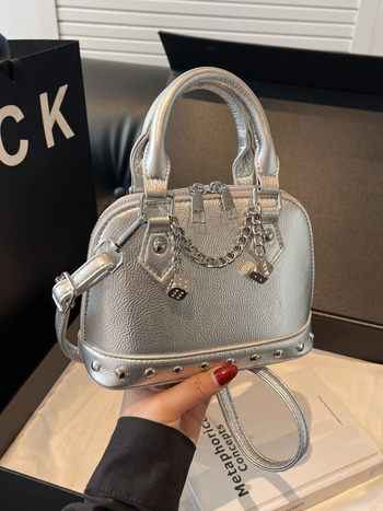 Ženska torbica u obliku školjke s zakovicama šampanj boje, crossbody torba na rame – elegantan dizajn 2025