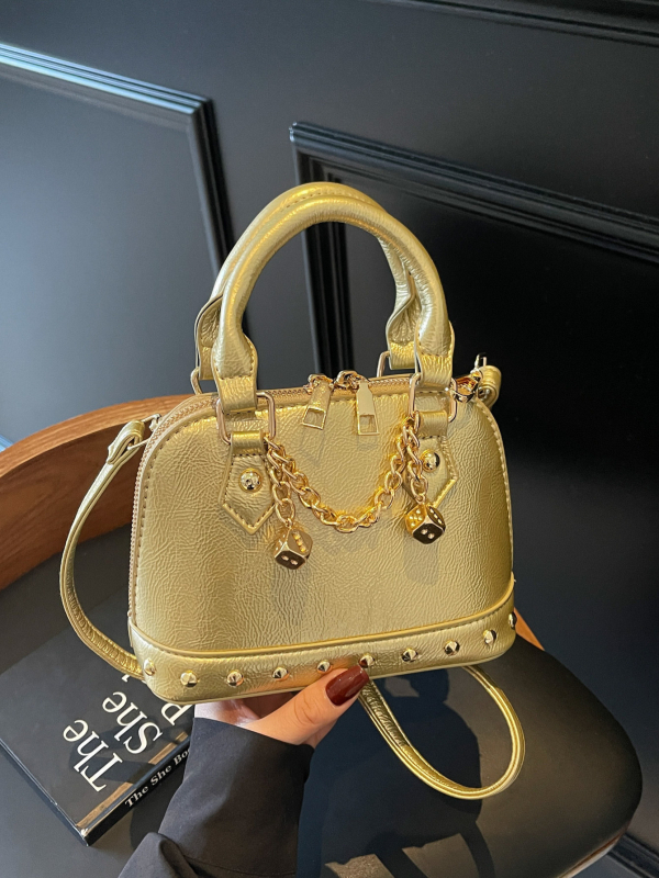 Ženska torbica u obliku školjke s zakovicama šampanj boje, crossbody torba na rame – elegantan dizajn 2025