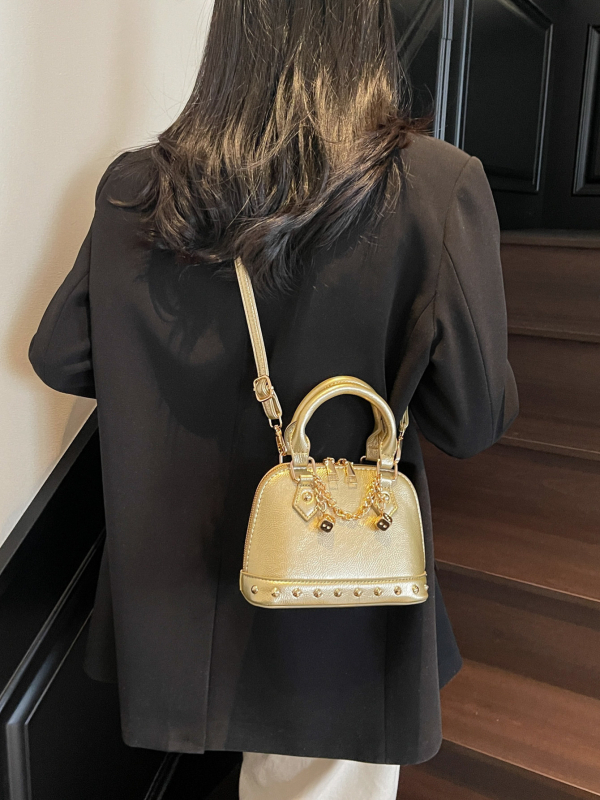Ženska torbica u obliku školjke s zakovicama šampanj boje, crossbody torba na rame – elegantan dizajn 2025