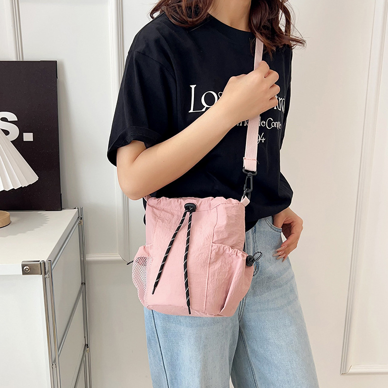 Stilna ženska crossbody torba s vezicom i bucket stilom, lagana i s velikim kapacitetom, za svakodnevnu upotrebu