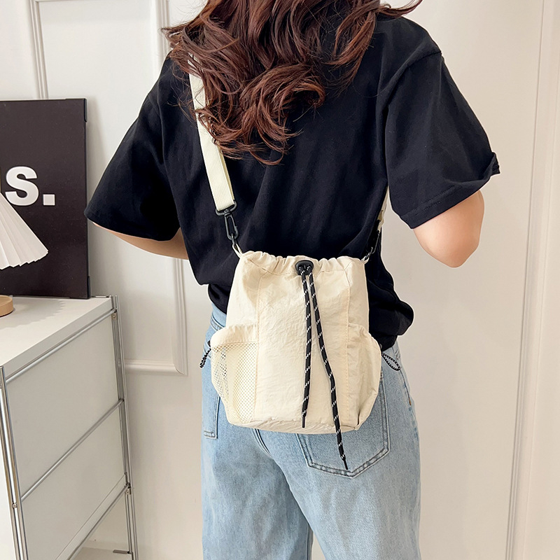 Stilna ženska crossbody torba s vezicom i bucket stilom, lagana i s velikim kapacitetom, za svakodnevnu upotrebu