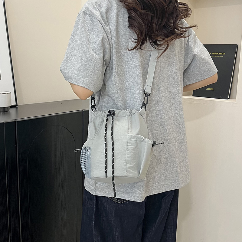 Stilna ženska crossbody torba s vezicom i bucket stilom, lagana i s velikim kapacitetom, za svakodnevnu upotrebu