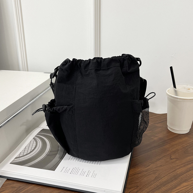Stilna ženska crossbody torba s vezicom i bucket stilom, lagana i s velikim kapacitetom, za svakodnevnu upotrebu