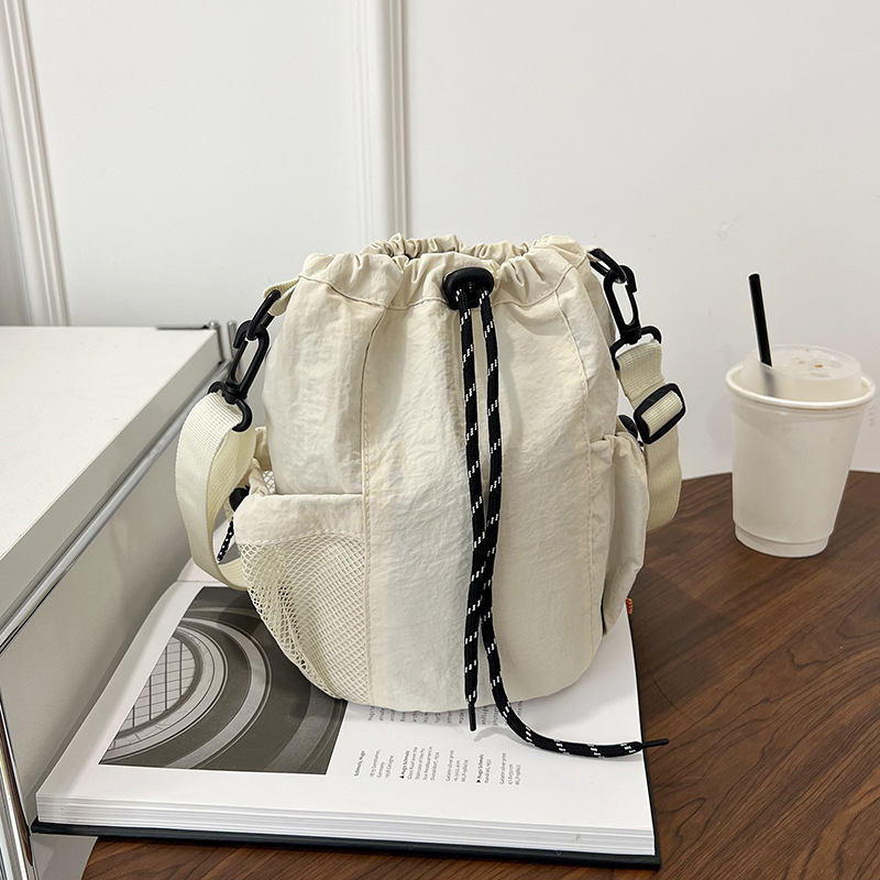 Stilna ženska crossbody torba s vezicom i bucket stilom, lagana i s velikim kapacitetom, za svakodnevnu upotrebu