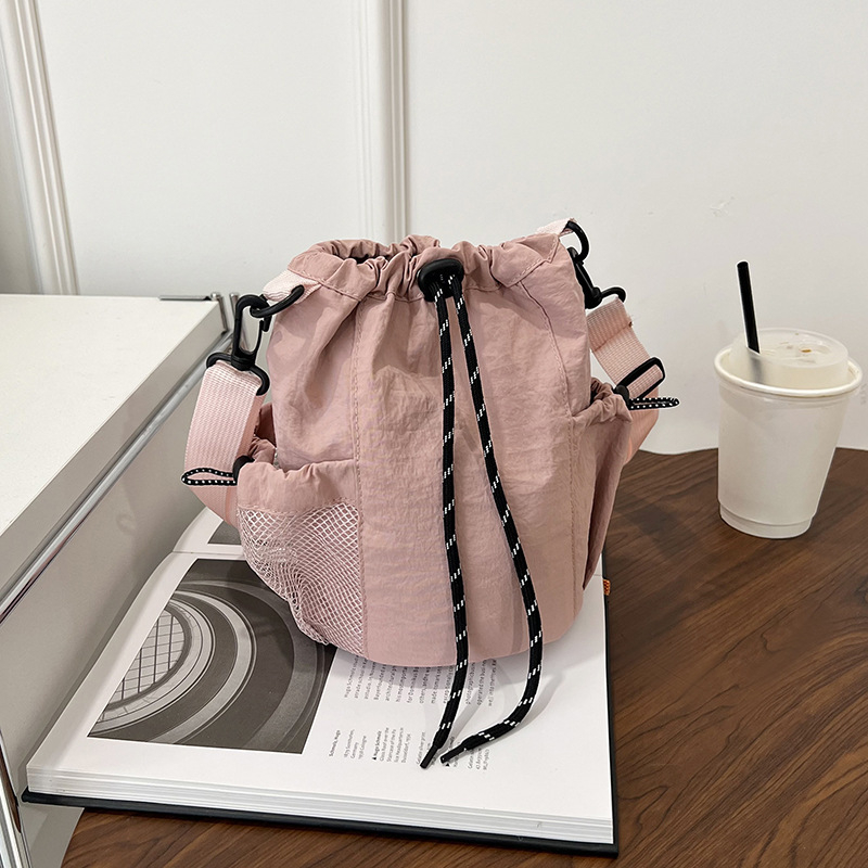 Stilna ženska crossbody torba s vezicom i bucket stilom, lagana i s velikim kapacitetom, za svakodnevnu upotrebu
