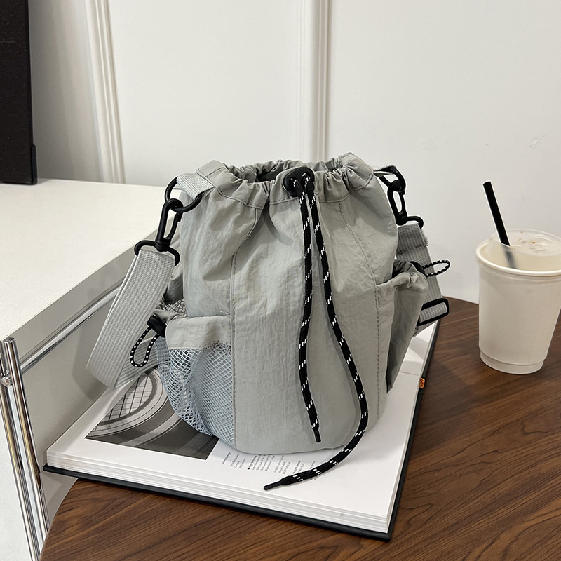 Stilna ženska crossbody torba s vezicom i bucket stilom, lagana i s velikim kapacitetom, za svakodnevnu upotrebu