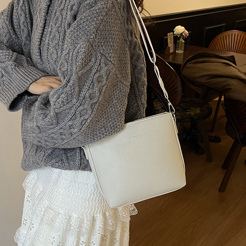 Ženska bucket torba, 2026 – moderan i svestran dizajn, preko ramena i crossbody, široka naramenica, PU koža
