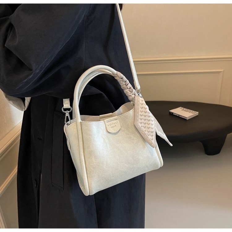 Ženska minimalistička bucket torba, jesensko izdanje 2025., svestrana torba sa svilenim šalom za posao, nošenje preko ramena ili crossbody